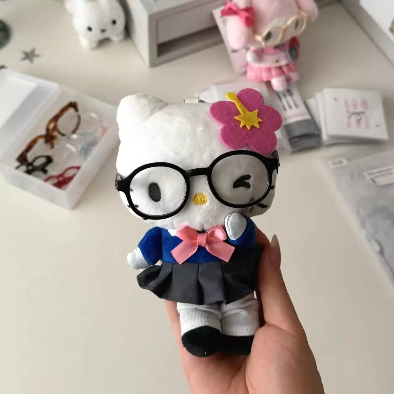 HelloKitty Pink Eyeglasses Plush Keychain - Blind Box Mall